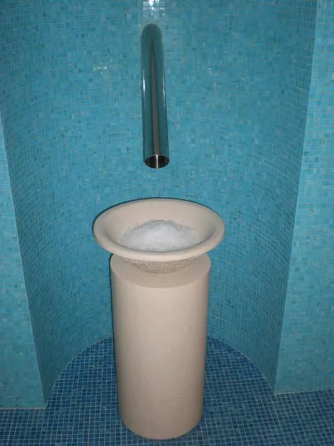 Eisbrunnen in einem Wellnessbereich