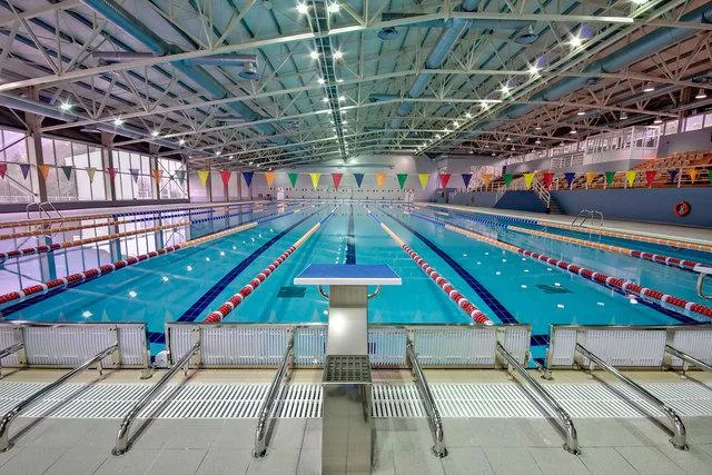 Große Schwimmanlage