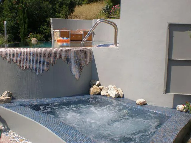 Hydromassage integriert in einen Pool