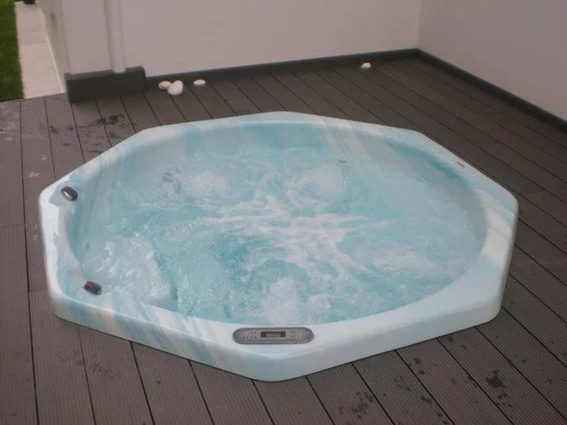 Hydromassagebad in Betrieb