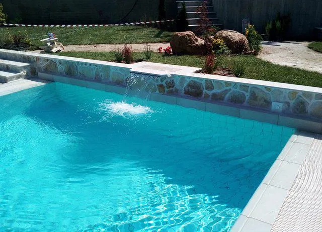 Piscina con uso controllato di prodotti chimici