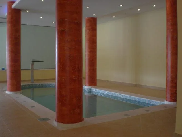 Piscina interna per idroterapia in ambiente benessere