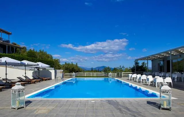 Piscina pública desbordante