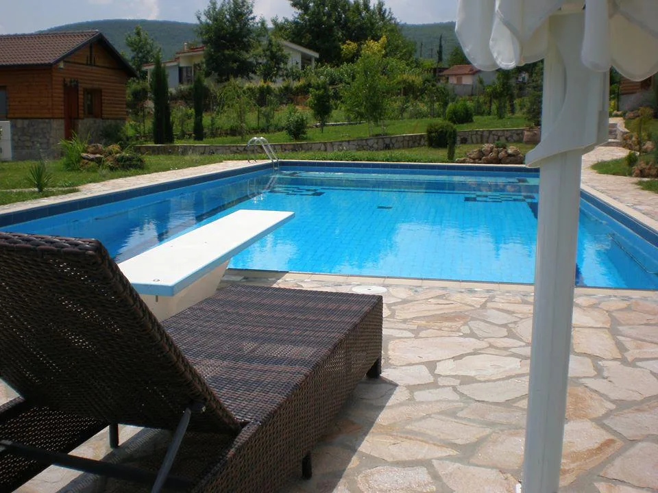 مسبح بتعقيم بالأشعة فوق البنفسجية