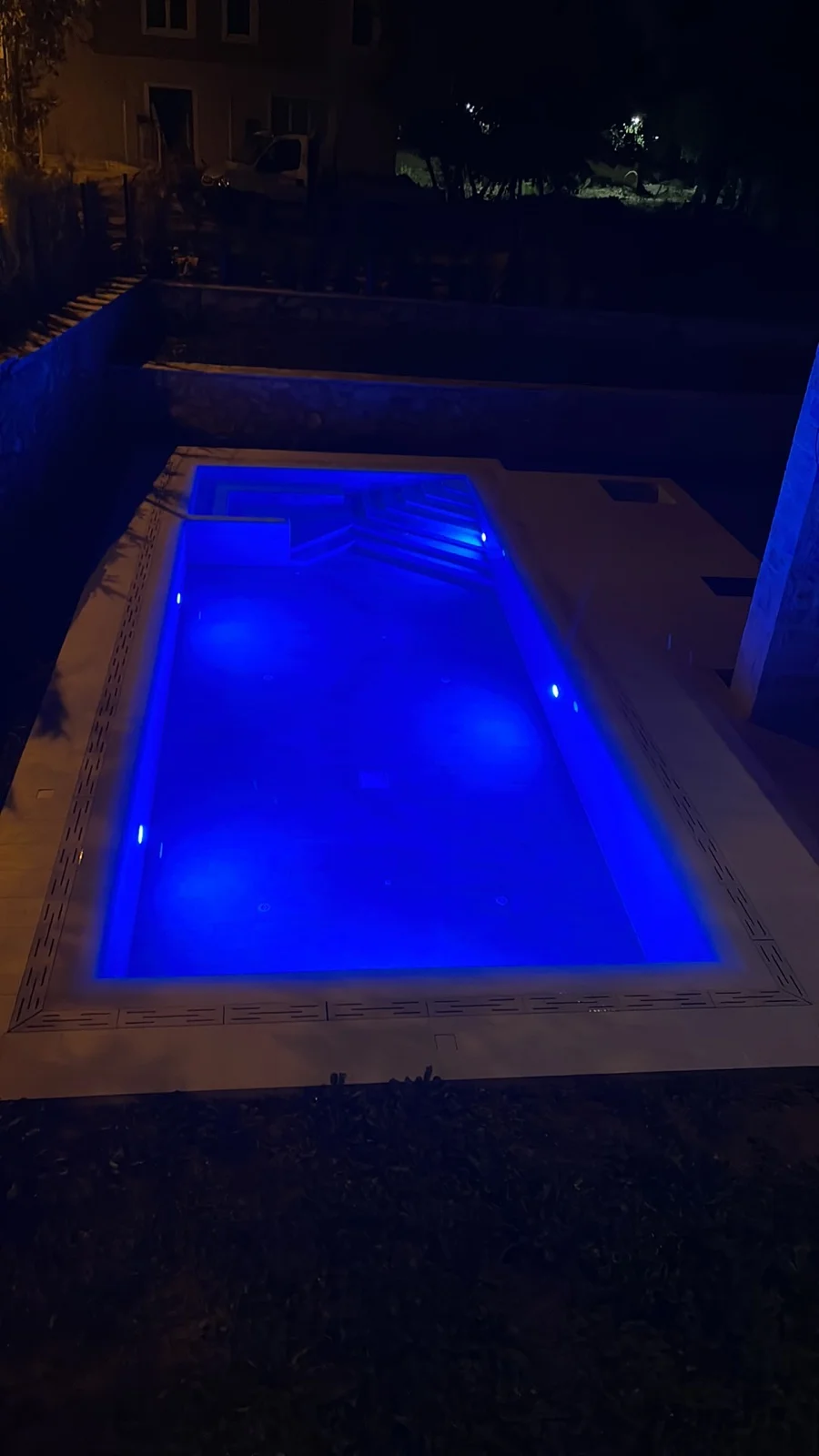 Piscina con iluminacion azul y verde