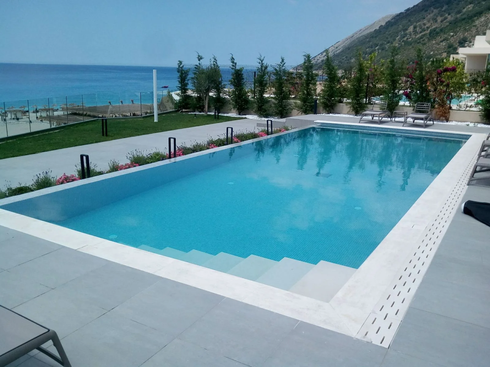 Piscina junto al mar