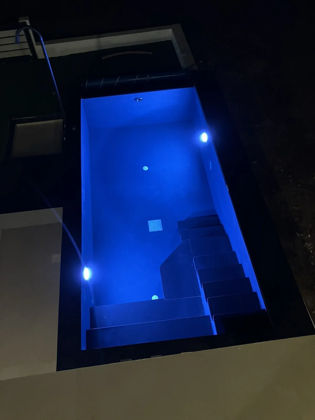 Piscina con iluminacion multicolor