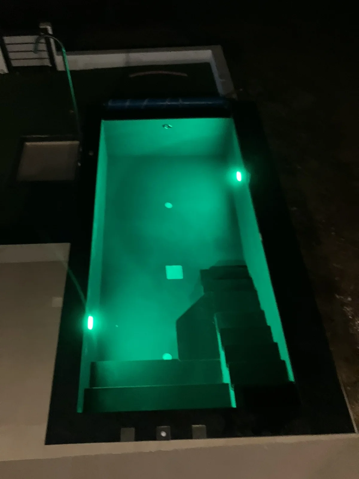 Pool med gron flerfargad belysning