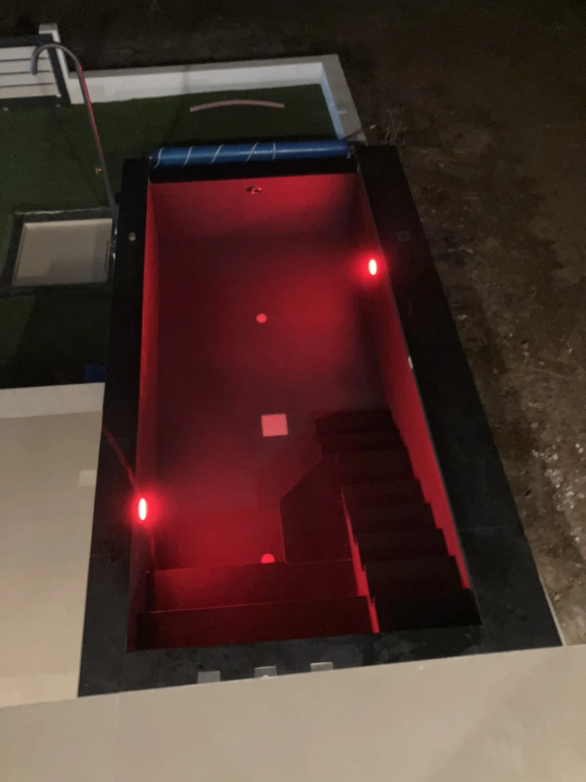 Pool med rod flerfargad belysning