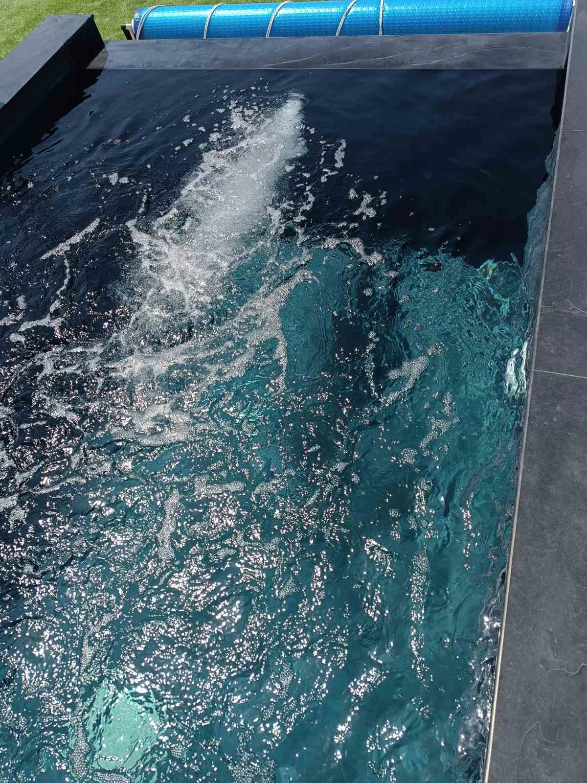 Piscina con sistema de nado contracorriente y sala tecnica