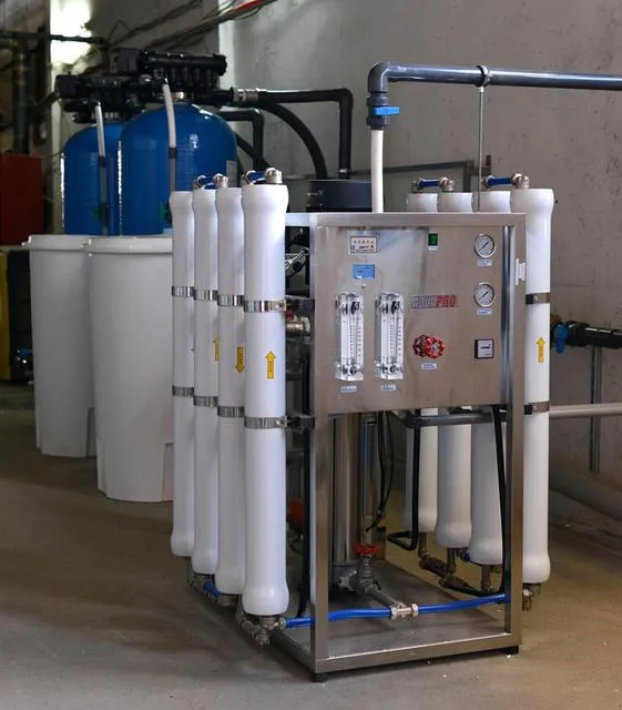 Disposición de tratamiento de agua con descalcificación y ósmosis inversa.