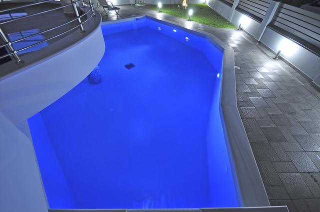 Πισίνα με φωτισμό LED RGB