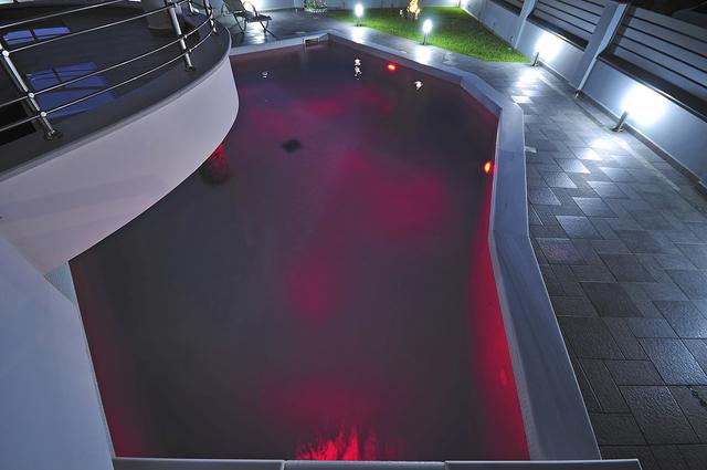 Πισίνα με φωτισμό LED RGB